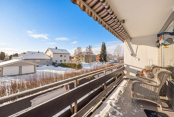 Velkommen til Linjeveien 5 - en moderne og lys leilighet med 2 soverom. Her har du egen garasje og en nydelig balkong som er både solfylt og skjermet.