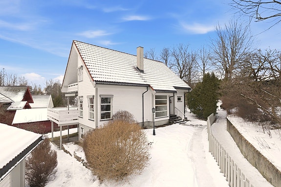 Velkommen til Høvikstien 14 - Presentert av Edvard Chapsang v/EIE eiendomsmegling Bærum
Foto: Luxe AS (Anders Kjøndal)