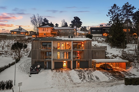 Eiendommen ligger i et etablert boligområde med nærhet til skog og mark.