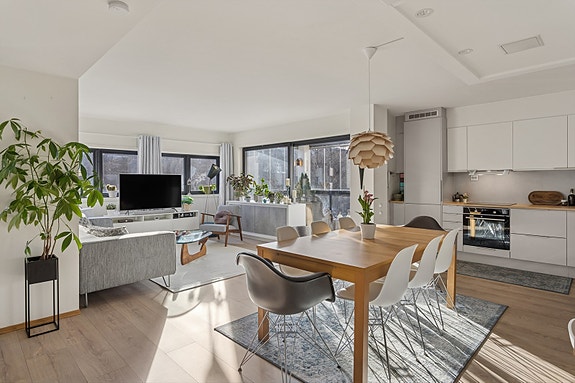 Velkommen til Arnljot Gellines vei vei 5A - en lys, romslig og innbydende 3-roms leilighet med en solrik, innglasset balkong på hele 11 m²