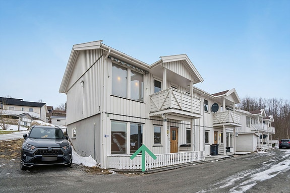 Velkommen til Setsåbakken 2. Parkering ved siden av boligen. Foto: EFKT. Fotograf Tom Antonsen