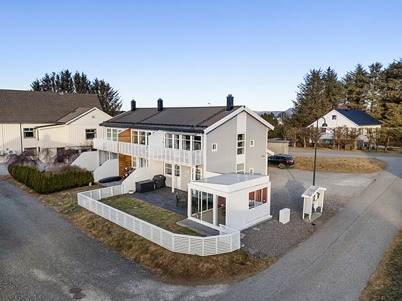 Tobias Karlsen Skarshaug v/ EiendomsMegler 1 har gleden av å presentere Bedehusvegen 12A! Foto: Hunter Visuals