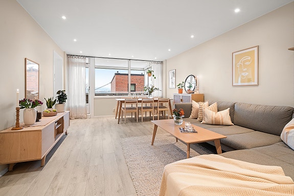 Tom Martinsen v/Krogsveen har gleden av å presentere en tidløs og gjennomgående 3-roms med god standard og fin utsikt.