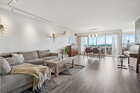 Velkommen til Malmvegen 114- En lys og romslig 4-roms leilighet med innglasset skjermet balkong, garasjeplass og nydelig utsikt og gode solforhold. Varmtvann og oppvarming inkl. i felleskostnadene