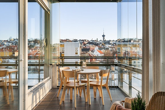 Velkommen til en elegant og gjennomlys hjørneleilighet i etterspurte Rosenborg Park.