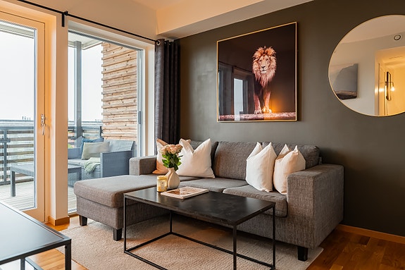 Velkommen til Stokkbekken 135! En lekker og moderne 2-roms toppleilighet med solrik balkong.