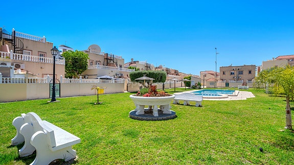 Rekkehus med 3 soverom | Gangavstand til strand | Felles basseng