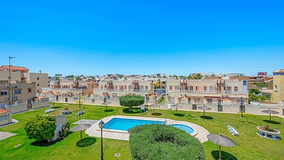 Rekkehus med 3 soverom | Gangavstand til strand | Felles basseng