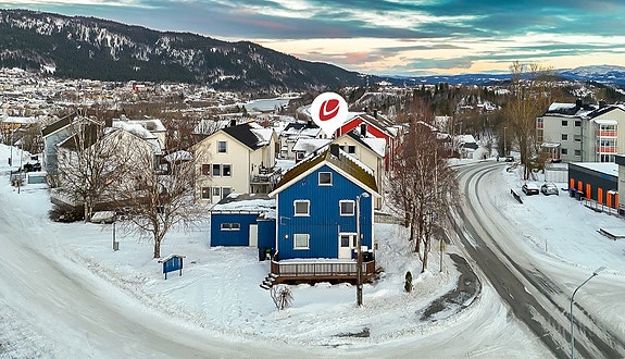 Eiendomsmegler Norge v/Eiendomsmegler MNEF Tomi Christian Johansen, presenterer her en stor og prisvennlig 5-roms selveierleilighet over to plan, beliggende på hjørnetomt med garasje.