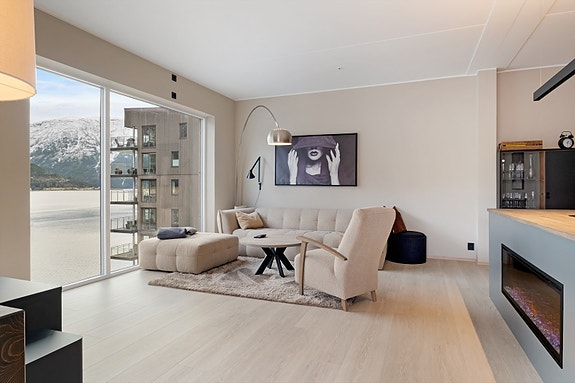 Velkomen til Bryggjegota 10 presentert av Eiendomsmegler Norge v/ Kenneth Bjørk.