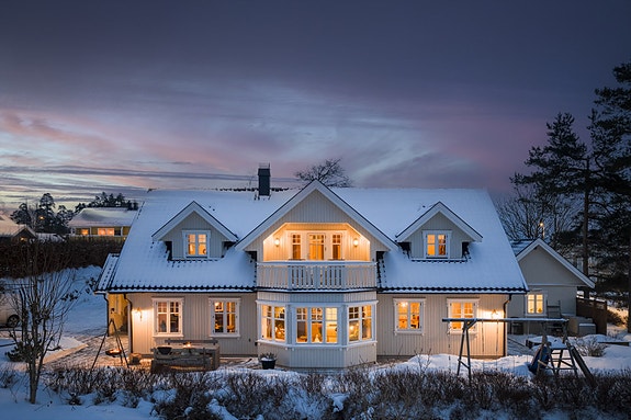 Innholdsrik, smakfull og klassisk enebolig over to plan m/praktisk planløsning og høy standard.