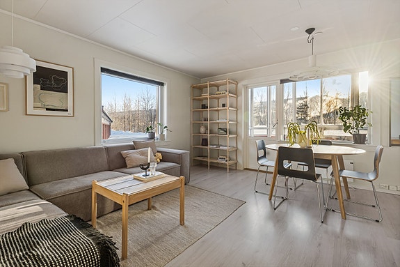 DNB Eiendom V/Finn Hugo Amundsen har gleden av å presentere Stjerneveien 8 - En lys og tiltalende 2-roms leilighet i første etasje i en trivelig boligblokk med sentral beliggenhet på Langmoheia.