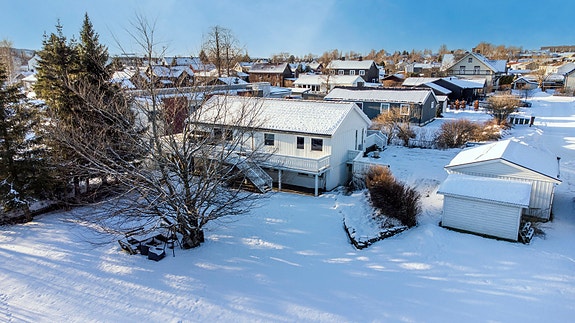 Velkommen til Sissel Collins gate 5 - en innbydende enebolig med 2 godkjente boenheter. Leieinntekt kr. 13.000,- pr. mnd.