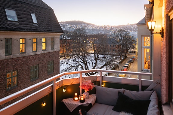 Velkommen til Hans Hagerups gate 4B - En oppgradert 3-roms i toppetasje med sørvendt balkong med utsikt mot Museumsplass.