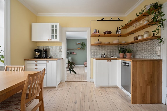 Velkommen til Sarpsborggata 8
- En nydelig og sjarmerende 2-roms med store gode rom, peis, god takhøyde og originale tregulv.
Leiligheten har en god standard og har en god planløsning.