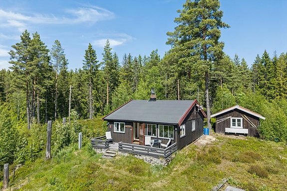 Velkommen til Alderslystvegen 34 - en trivelig fritidsbolig med tradisjonell trekonstruksjon og god plass for sosiale sammenkomster.