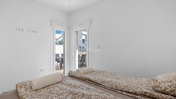 Moderne leilighet med stor terrasse | 2 soverom og 2 bad | Fullt møblert og parkering