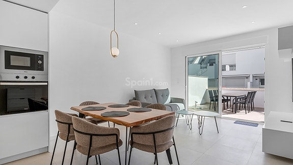 Moderne leilighet med stor terrasse | 2 soverom og 2 bad | Fullt møblert og parkering