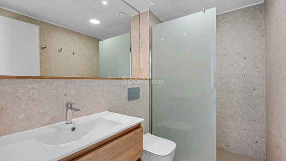 Moderne leilighet med stor terrasse | 2 soverom og 2 bad | Fullt møblert og parkering