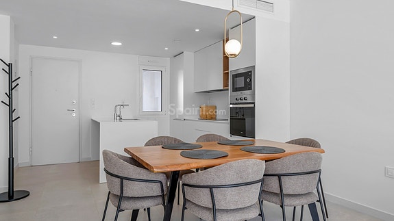 Moderne leilighet med stor terrasse | 2 soverom og 2 bad | Fullt møblert og parkering