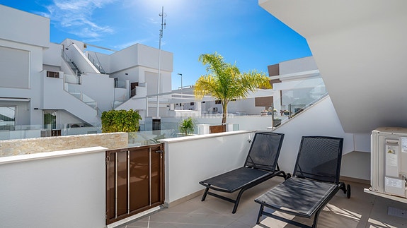 Moderne leilighet med stor terrasse | 2 soverom og 2 bad | Fullt møblert og parkering