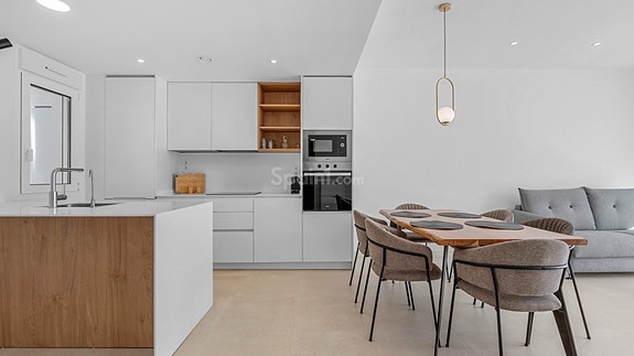 Moderne leilighet med stor terrasse | 2 soverom og 2 bad | Fullt møblert og parkering