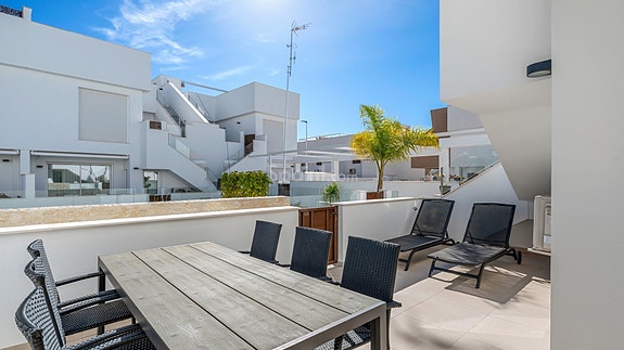 Moderne leilighet med stor terrasse | 2 soverom og 2 bad | Fullt møblert og parkering