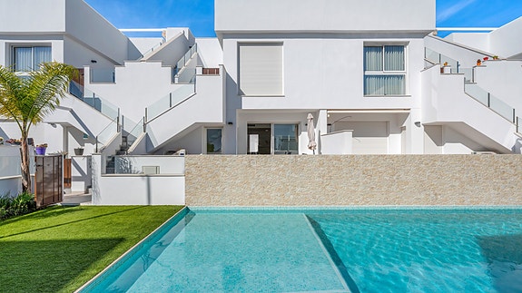 Moderne leilighet med stor terrasse | 2 soverom og 2 bad | Fullt møblert og parkering