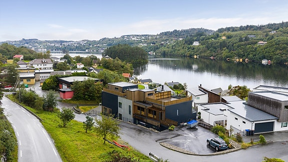 Velkommen til Småje 29 - En innholdsrik og meget romslig 3-roms endeleilighet beliggende vakkert til, på solsiden av Førresfjorden.