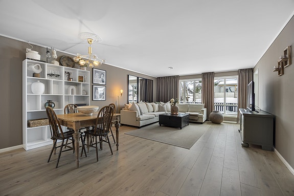 Velkommen til Kjelkeveien 5 presentert av Aktiv Eiendomsmegling v/Martine Strand. Kjelkeveien 5 er en innbydende og lettstelt bolig beliggende i attraktivt boligområde på Myra. Stor og god stue med god plass til spisebord, stor sofagruppe m.m.