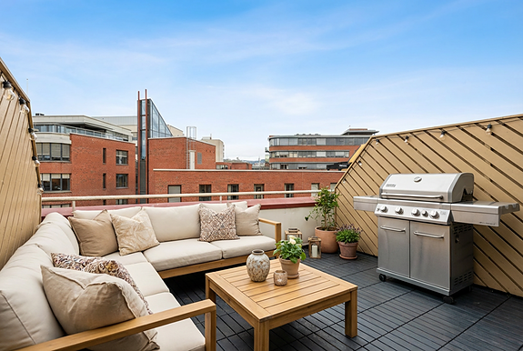 Velkommen til Pilestredet 38! Bildet er ai-generert - påført utemøblement, fargen på veggene samsvarer ikke samt det er kun lov med elektrisk grill! Foto: Stefan Borup.