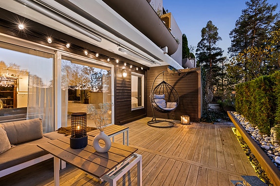 Velkommen til Olav Aukrusts vei 12 - et godt sted for familien å bo. Lys, inviterende og stor stue hvor takhøye vindusflater slipper inn godt med sollys. Leiligheten har utgang til vestvendt markterrasse med frodige grøntarealer på utsiden og flotte solfo