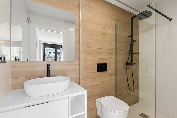 Få igjen! Strøken Penthouse-leilighet | Takterrasse på 63 m2 | Kort vei til strand | Nydelige fellesområder