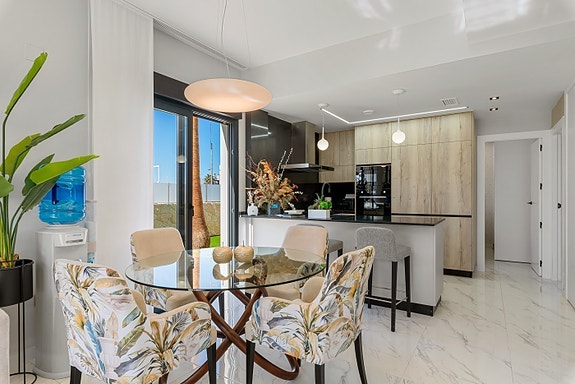 Få igjen! Strøken Penthouse-leilighet | Takterrasse på 63 m2 | Kort vei til strand | Nydelige fellesområder