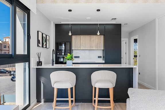 Få igjen! Strøken Penthouse-leilighet | Takterrasse på 63 m2 | Kort vei til strand | Nydelige fellesområder