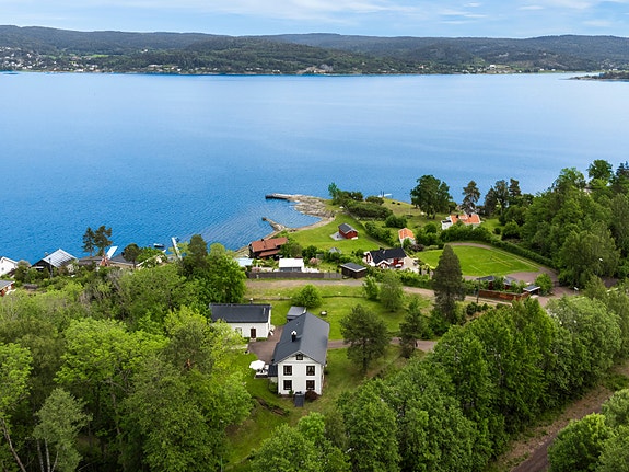 Hege Svebakk har gleden av å presentere Fjordveien 120. Foto: Kristian T. Bollæren