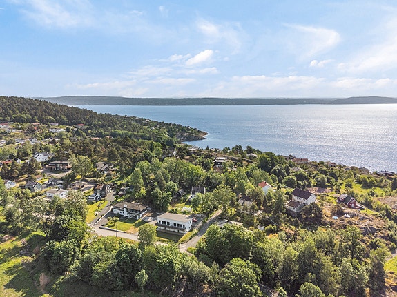 Bispeveien 17 til salgs ved Per Olav Hess - EIE eiendomsmegling. Det er kun fem minutter å gå til sjøen.