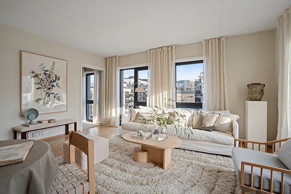 Nadia Darrazi og Buket Altunbas v/ DNB Eiendom har gleden av å presentere en moderne, stilren og luftig topp- og hjørneleilighet med balkong! Velkommen til Fernanda Nissens gate 3E!