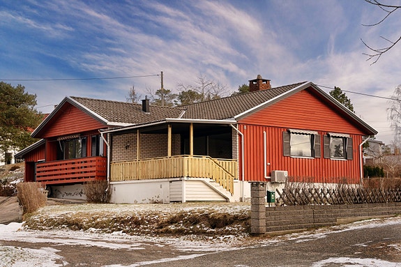 Aktiv Eiendom V/Baard Janitz presenterer Gamleveien 98 i Saltnes. En velholdt enebolig i etablert og rolig boligområde, med overbygd terrasse og solrike uteplasser. Foto Stig Heltorp