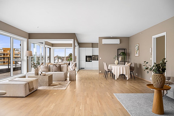 Monica Mørk Aase i EiendomsMegler 1 Jærmegleren presenterer toppleilighet i Trelasttunet! Fotograf: Asle Breiteig Haukland