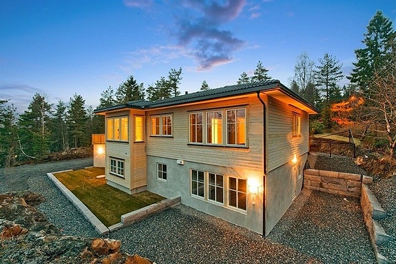 Nyere sokkelleilighet hvor samtlige vinduer vender ut mot friareal. Usjenert uteplass utenfor.