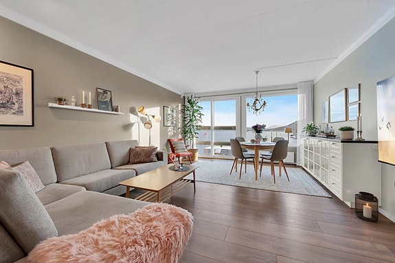 EiendomsMegler 1 v/Sondre Jakobsen ønsker hjertelig velkommen til et lekkert nyoppusset 4-roms rekkehus i Samasjøveien 33B.