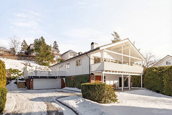 Velkommen til Solveien 42D - Stor og solrik enebolig | Flott beliggenhet innerst i stikkvei | Hybelmulighet | Garasje