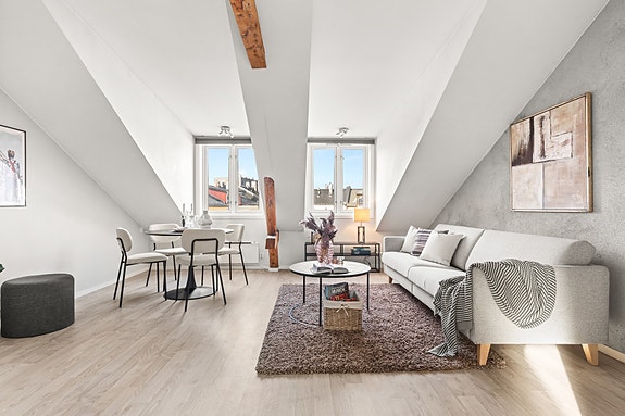 Velkommen til en lys og tiltalende loftsleilighet i klassisk bygård fra 1893.