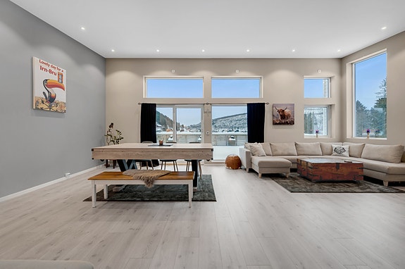 Velkommen til Stalheimveien 2! Her møtes du av en åpen og luftig stue med store vindusflater. Foto H5.