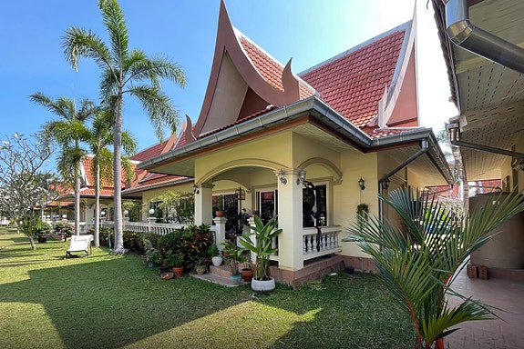 Villa H52 sett fra hagen. Stor terrasse i hele fronten av Villa med nedgang til hagen.