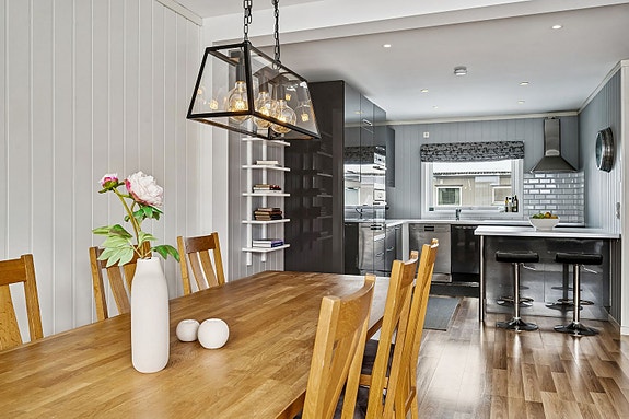 I tillegg til spisestuen kan en benytte seg av den praktiske kjøkkenøyen til å nyte frokosten!