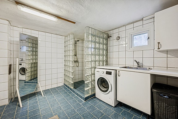 I underetasjen finner en et svært praktisk og romslig vaskerom, opplegg for vaskemaskin.