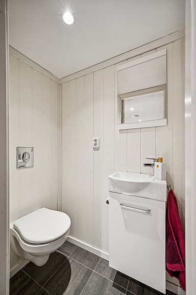 Rekkehuset har et praktisk separat toalett.