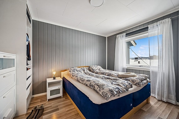 Soverom 1 - Boligens hovedsoverom er romslig med god plass til dobbeltseng, garderobe og nattbord.